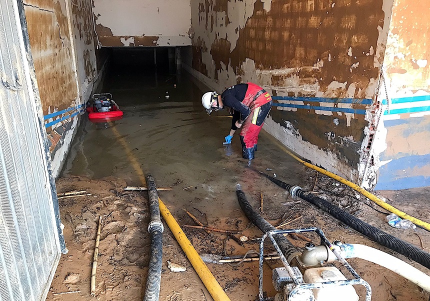 Bombero colaborando en la toma de muestra en la entrada de un garage inundado. Foto: Patricio Artigas.